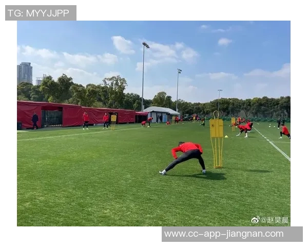 海港队在哈利法国际体育场开启冬季训练首课全力备战新赛季