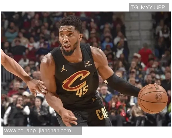 米切尔遭遇包夹表现起伏13投仅4中却收获准三双与6次失误