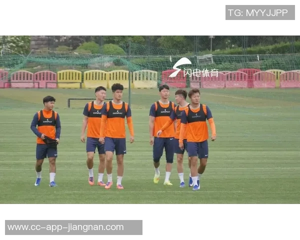 山东泰山队备战上海海港队赛前训练全景展现团队士气与战术准备